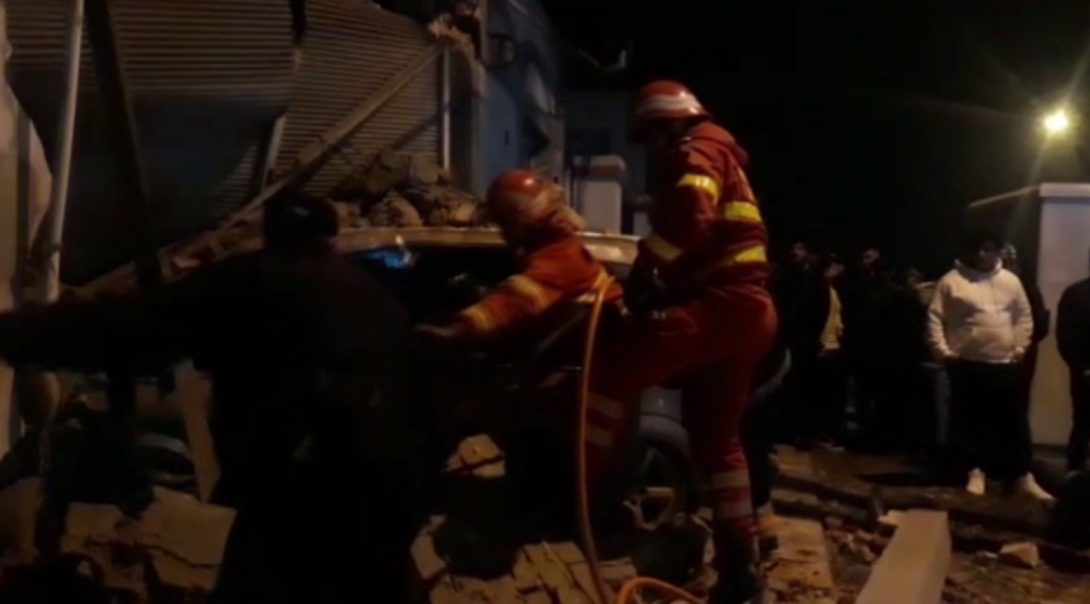 Accident spectaculos în Craiova. Un șofer a lovit o mașină, apoi a intrat într-o casă