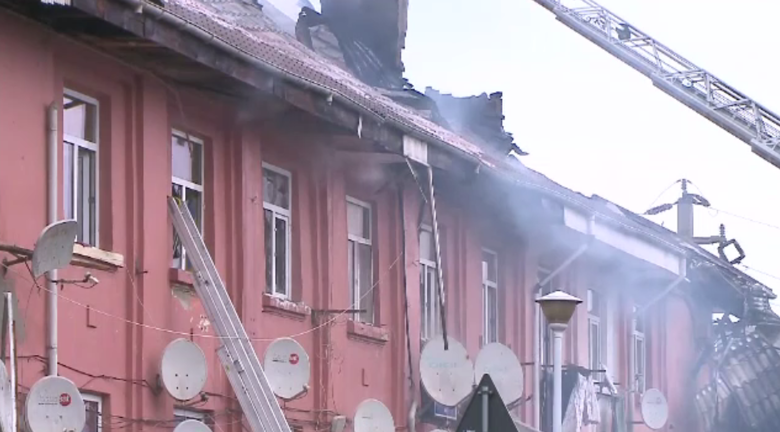 Incendiu la un bloc din Murfatlar. 58 de persoane evacuate, un bărbat la spital