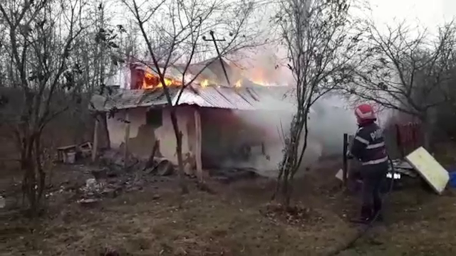 O bătrână nevăzătoare, la un pas să moară în propria casă. A fost salvată în ultimul moment