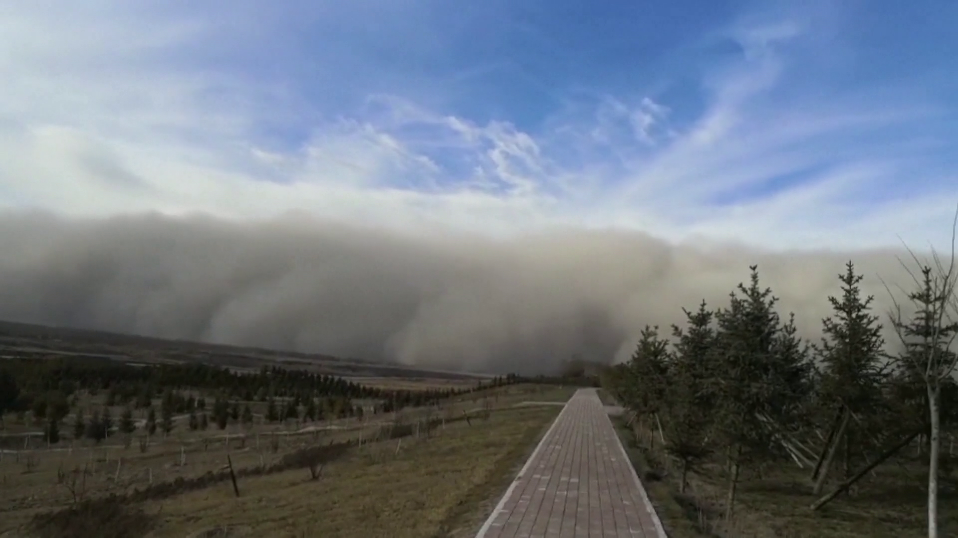 Orașul „înghițit” de nisip, în timpul unei furtuni. Imagini impresionante