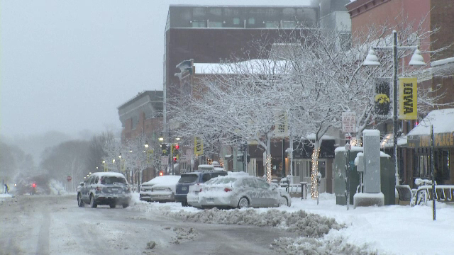Școli închise și zboruri anulate din cauza unei furtuni de zăpadă, în SUA