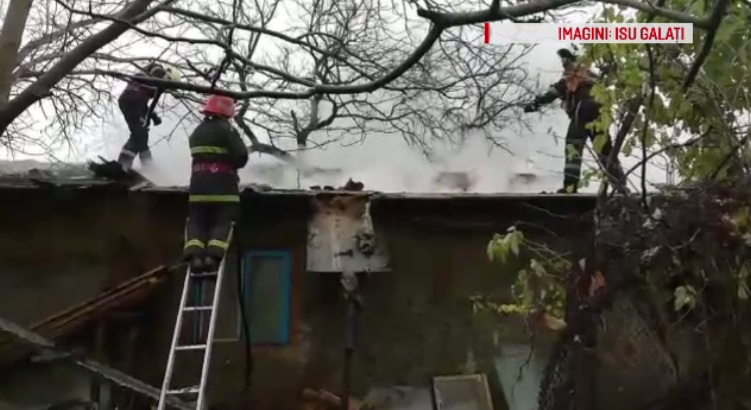 A rămas fără casă, după ce un incendiu i-a mistuit gospodăria. De la ce a pornit focul