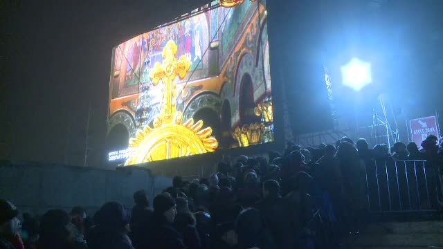 Pelerinajul continuă la Catedrala Neamului. ”Am sărutat Evanghelia! Pentru asta am venit”