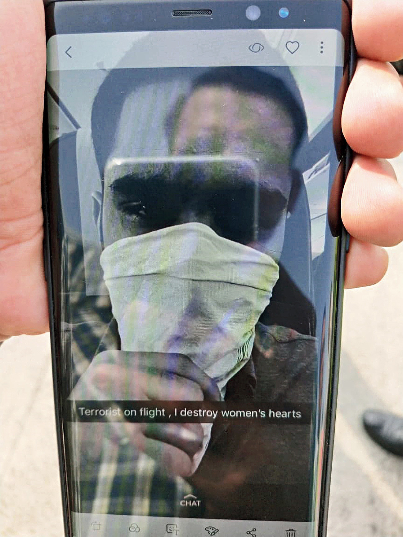 Debarcat și interogat timp de mai multe ore. Selfie-ul făcut în avion de un tânăr