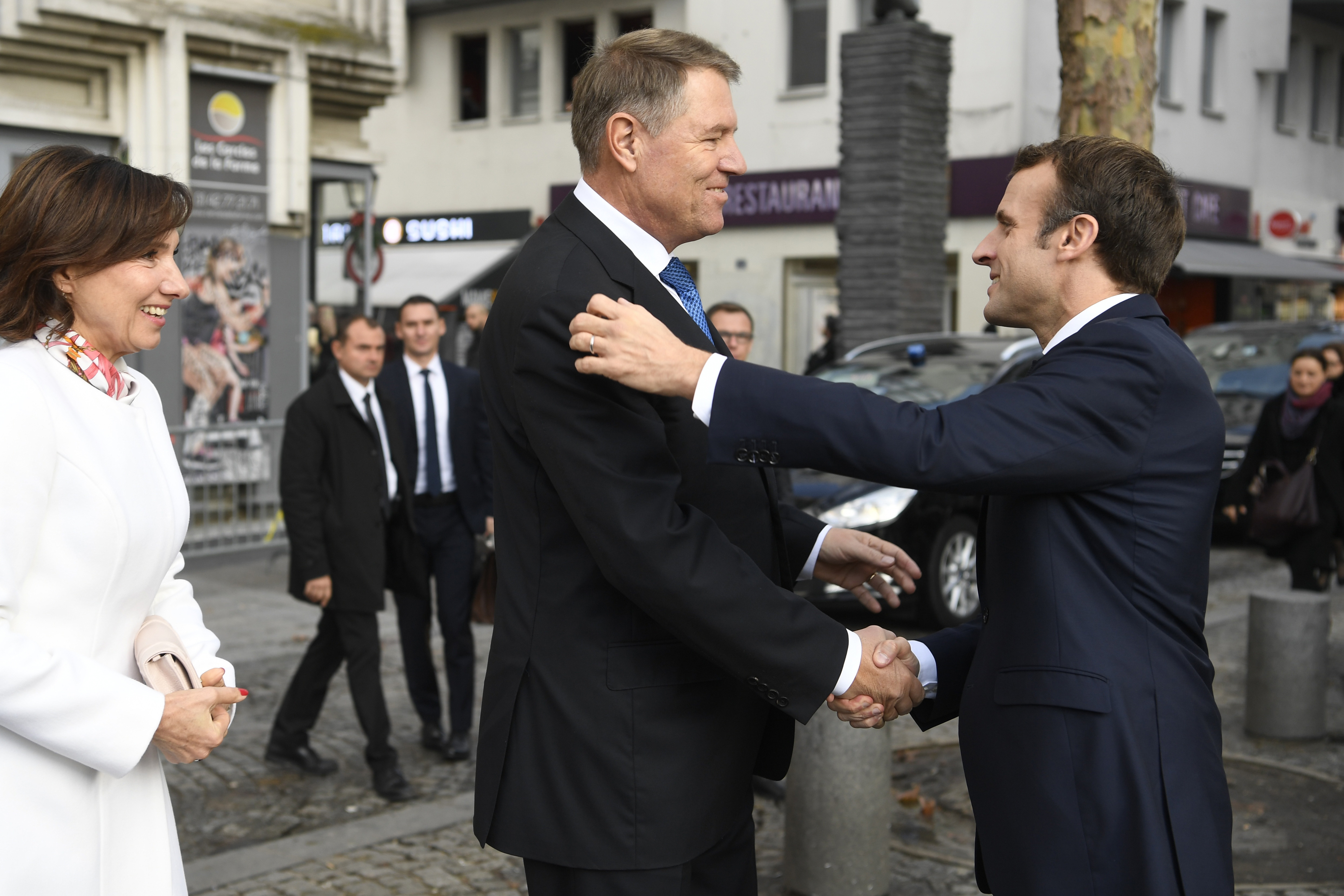 Președintele Franței l-a lăudat pe Klaus Iohannis pentru că ”apără valorile europene”