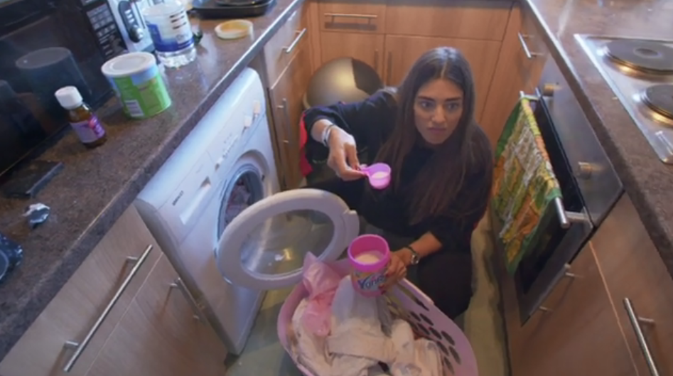 Reacţia unei fete de bani gata care spală la maşină pentru prima dată