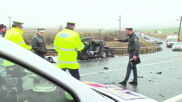 Două persoane au murit, după ce mașina în care se aflau a lovit un camion, în Bihor