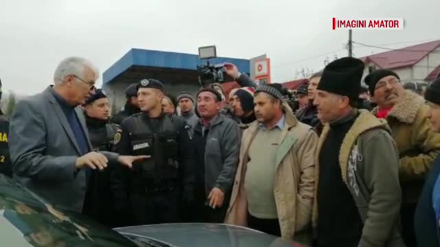 Scandal în Olt. Localnicii au făcut lanț uman pentru ca inspectorii să nu le omoare porcii