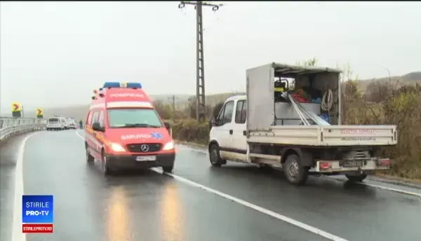 Două persoane au murit, după ce mașina în care se aflau a lovit un camion, în Bihor