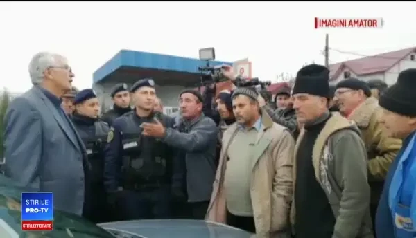 Scandal în Olt. Localnicii au făcut lanț uman pentru ca inspectorii să nu le omoare porcii