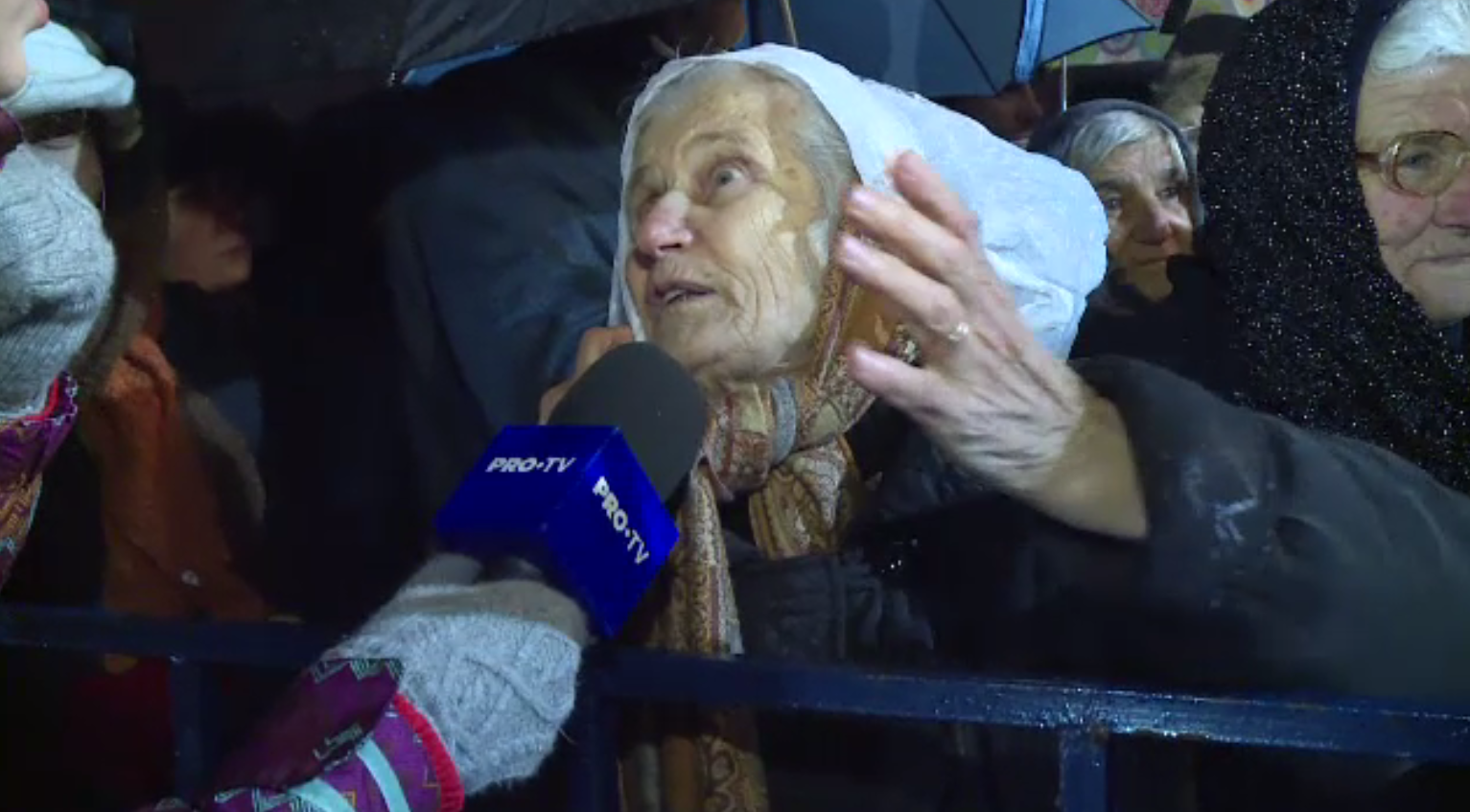 Pelerinajul continuă la Catedrala Mântuirii Neamului. Femeie, preluată de SMURD