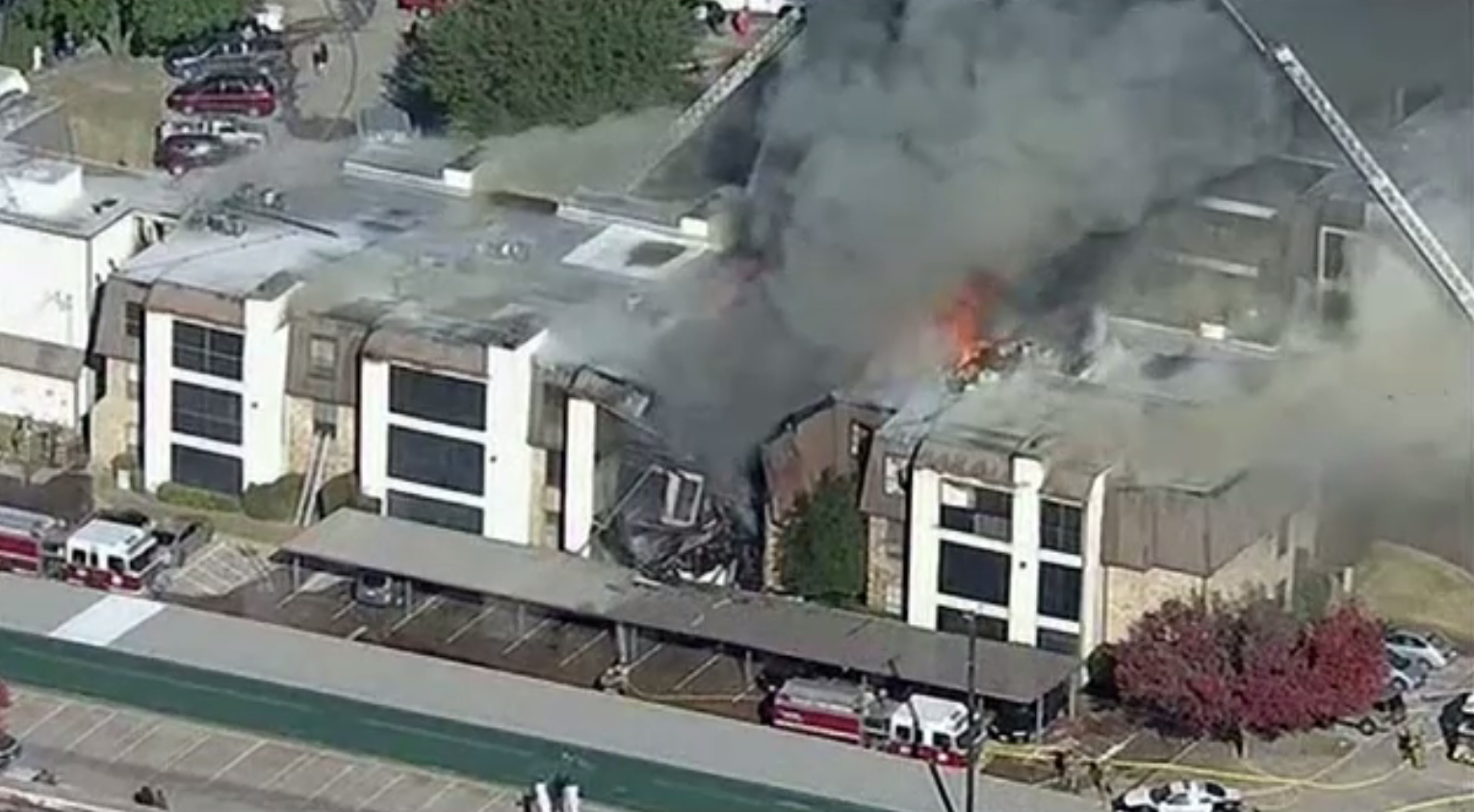 Trei pompieri răniți în timpul unui incendiu, după ce podeaua le-a cedat sub picioare