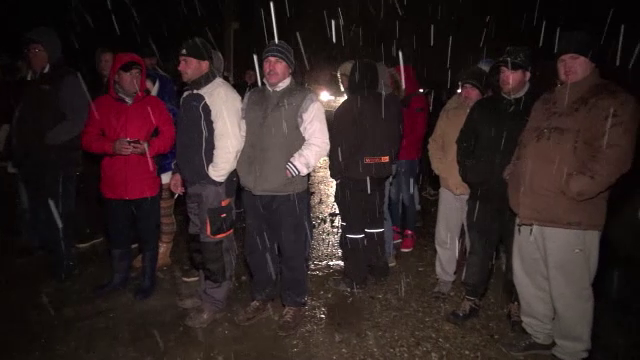 Un drum surpat la Târgu Ocna a scos oamenii la protest: ”Primarul a făcut șosea pentru vaci”