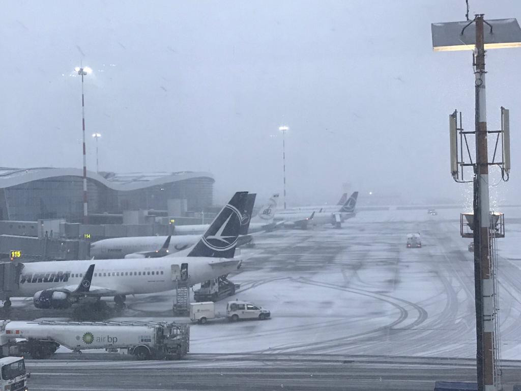 Întârzieri la zborurile de pe Otopeni, din cauza ninsorii şi viscolului