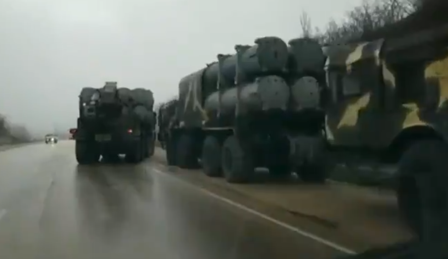 Convoi militar rusesc filmat lângă granița cu Ucraina. Poroșenko vorbește de un ”război în toată regula”