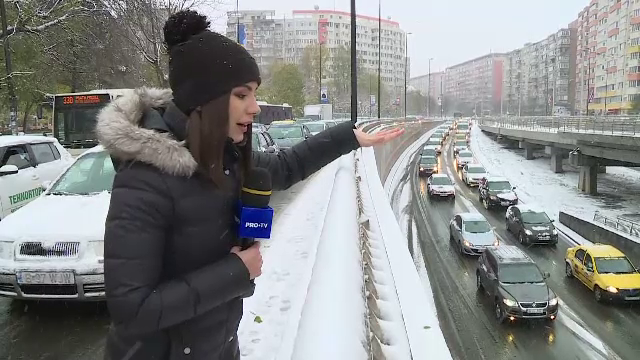 Câteva ore de ninsoare au blocat Bucureștiul. Oamenii au înghețat în stațiile RATB