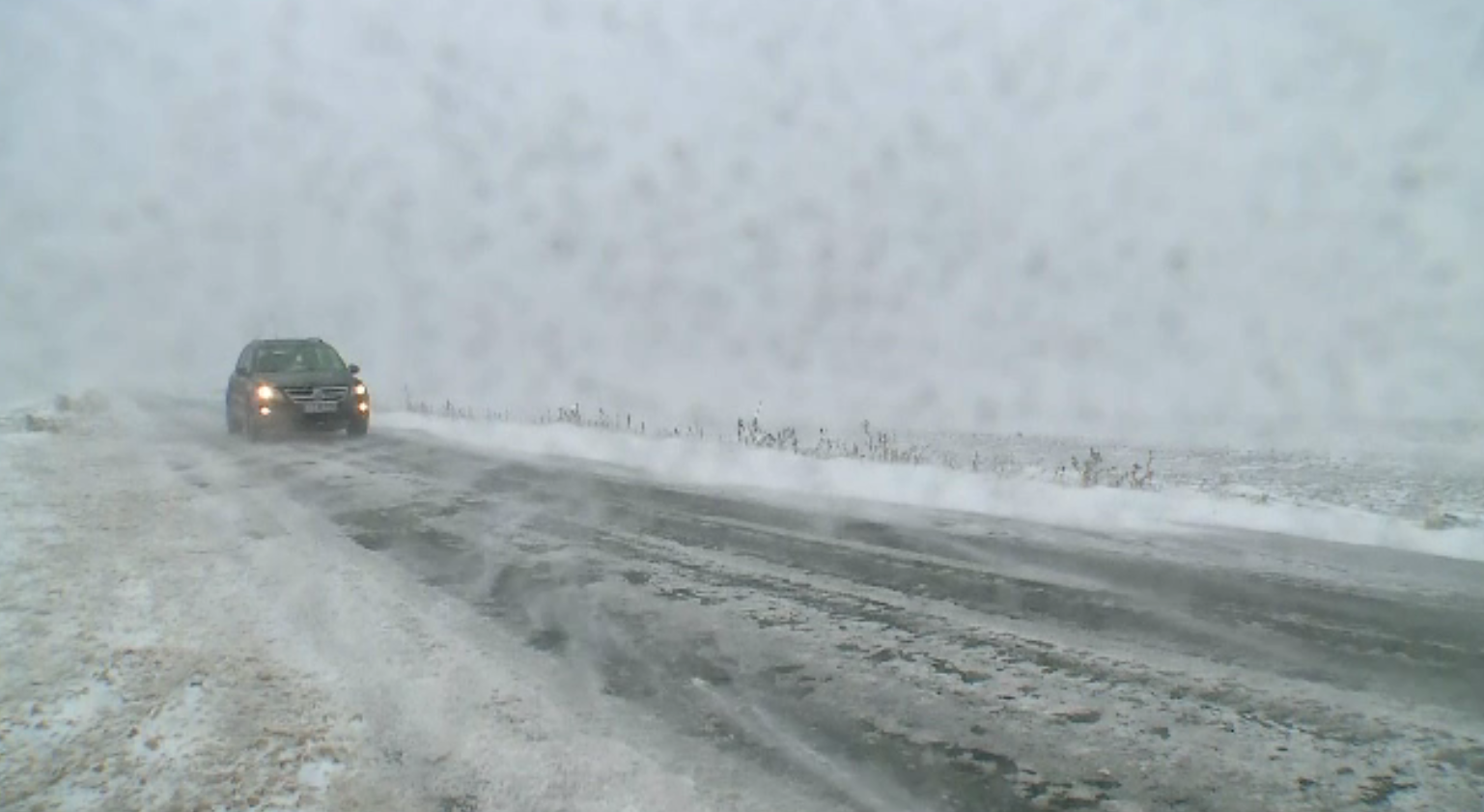 Urmările codului galben de ninsori. 7 persoane între care şi un bebeluş, implicate într-un accident