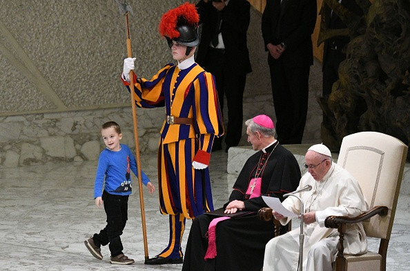 Un copil și-a făcut apariția pe scenă în timpul unui discurs susținut de Papa Francisc. Reacția Suveranului Pontif