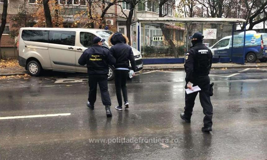 Percheziții la o rețea de trafic de migranți. Sumele cerute pentru transportul în vestul Europei