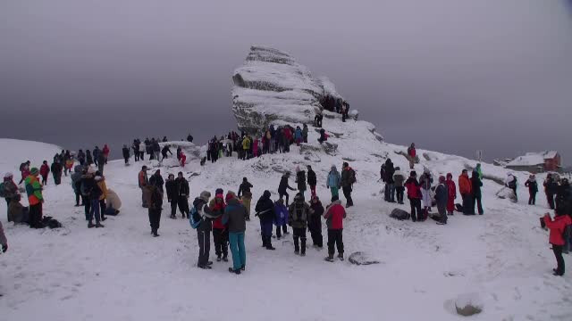 O legendă a adunat zeci de oameni la Sfinx. De ce au început să se dezbrace