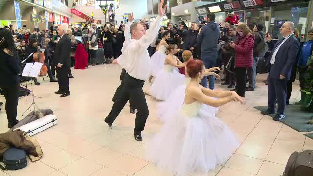 Flash-mob pe Aeroportul Otopeni. Călătorii s-au ”transformat” în balerini