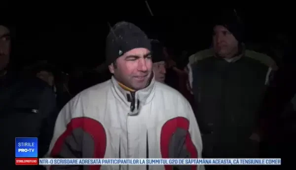 Un drum surpat la Târgu Ocna a scos oamenii la protest: ”Primarul a făcut șosea pentru vaci”