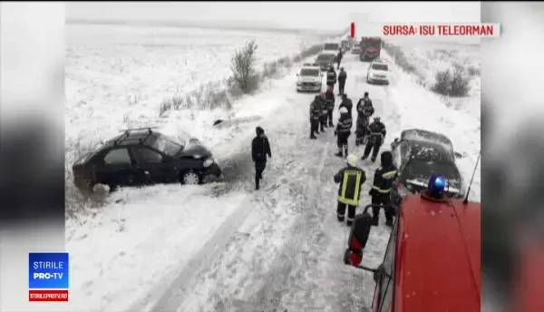 Urmările codului galben de ninsori. 7 persoane între care şi un bebeluş, implicate într-un accident