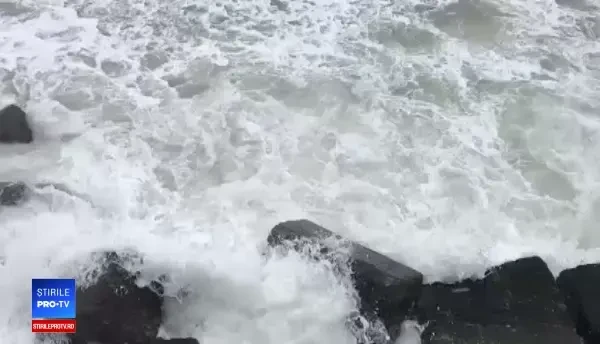 Furtună la malul mării. Autorităţile au decis să închidă toate porturile maritime din cauza vântului puternic