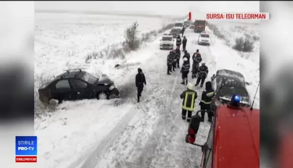 Furtună la malul mării. Autorităţile au decis să închidă toate porturile maritime din cauza vântului puternic