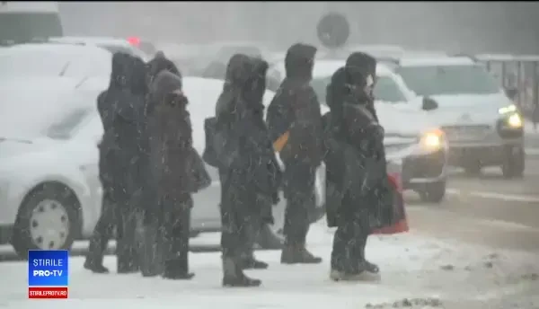 Câteva ore de ninsoare au blocat Bucureștiul. Oamenii au înghețat în stațiile RATB