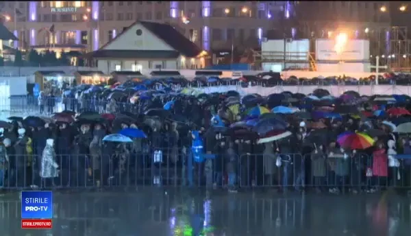 Bebeluși, ținuți cu orele în frig de părinți pentru a vedea Catedrala Mântuirii