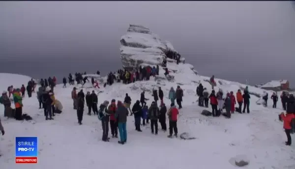O legendă a adunat zeci de oameni la Sfinx. De ce au început să se dezbrace