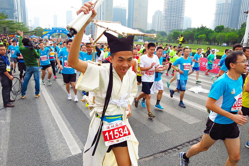 Sute de alergători au fost prinși trişând la un maraton