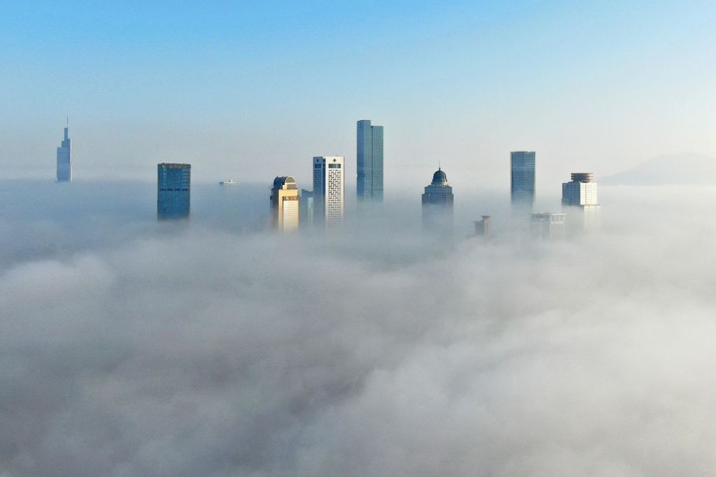 Ceață densă peste orașul Nanjing. Zgârie-norii, surprinși cu o dronă