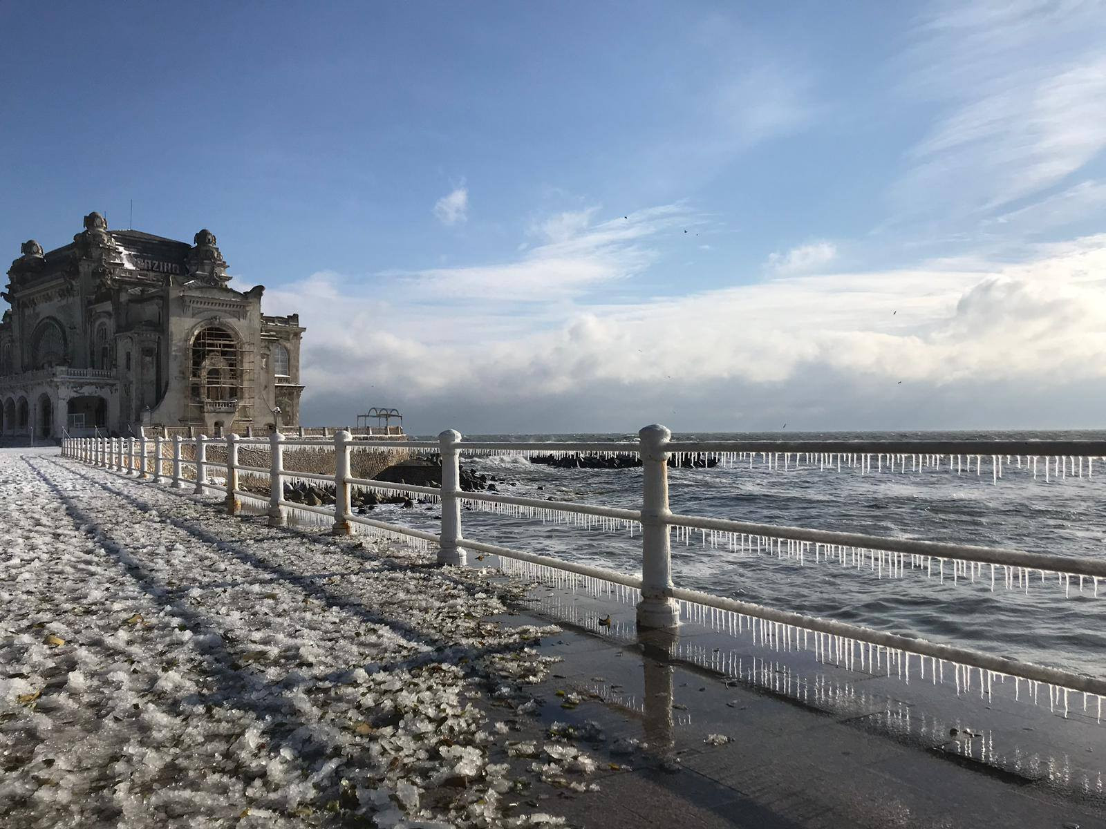 Gerul a luat locul ninsorilor, iar în sud-estul ţării viscolul a făcut ravagii. Imaginile surprinse pe litoral
