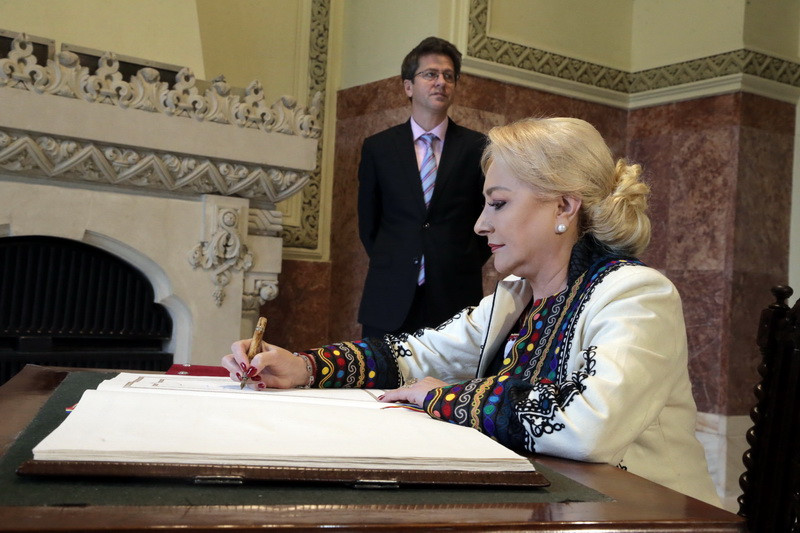 Bugetarii care vor primi 14 salarii pe an, pentru "dezvoltare personală"