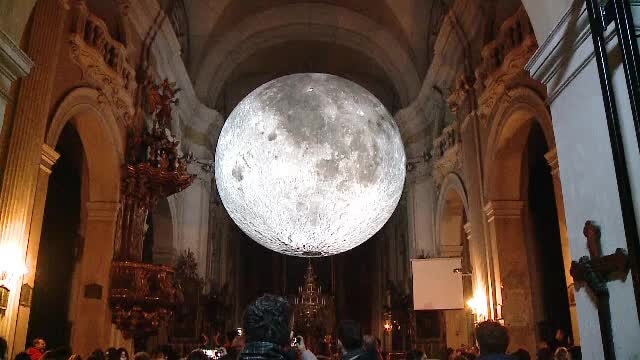 De ce a apărut o Lună uriaşă în cea mai veche biserică din Cluj. "Am intrat şi am fost wow"