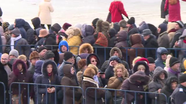Momentul în care oamenii au năvălit pentru a intra în Catedrala Mântuirii Neamului