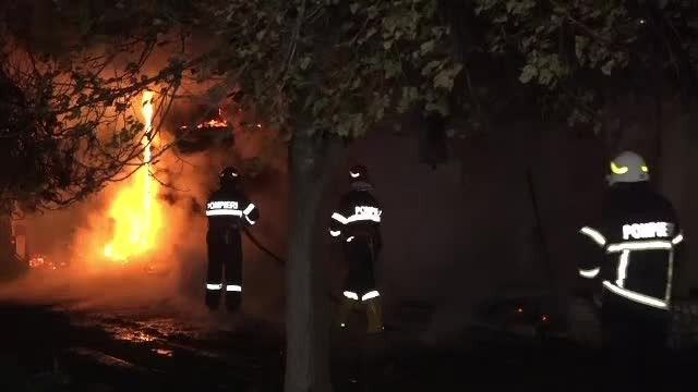 Incendiu uriaş într-o localitate din Buzău. Sute de animale riscau să ardă de vii