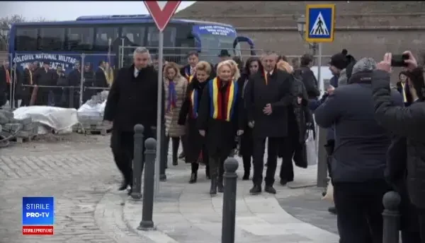 Miniștrii lui Dăncilă s-au plimbat prin Alba Iulia cu protestatarii după ei. VIDEO