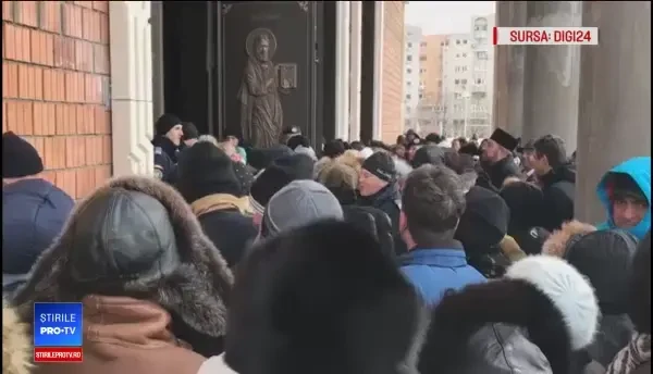 Momentul în care oamenii au năvălit pentru a intra în Catedrala Mântuirii Neamului