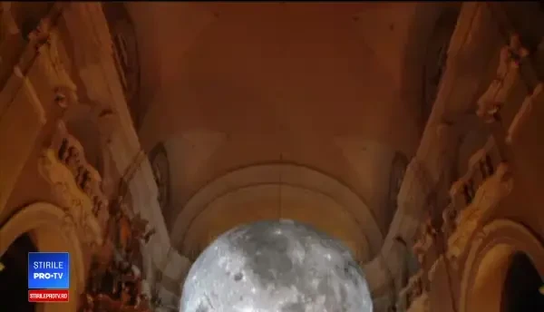 Cea mai veche biserică din Cluj are o replică a Lunii, cu diametrul de șapte metri