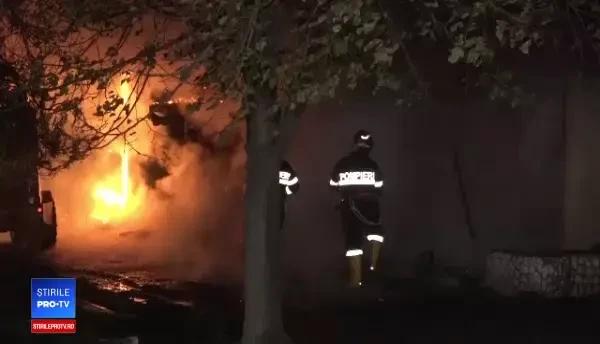 Incendiu uriaş într-o localitate din Buzău. Sute de animale riscau să ardă de vii