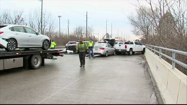 Carambol cu 30 de mașini, din cauza drumului acoperit cu gheață. Șase persoane au fost rănite