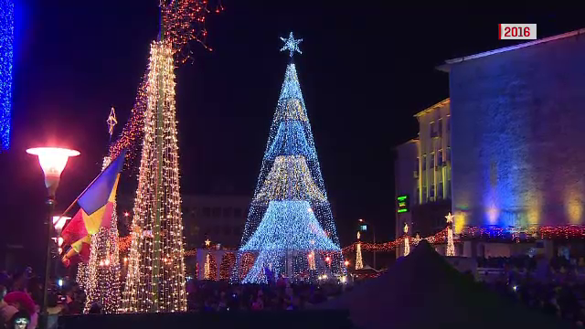 Bradul artificial de 100.000 €, din Tg. Jiu, abandonat. Suma plătită anul acesta pentru unul natural