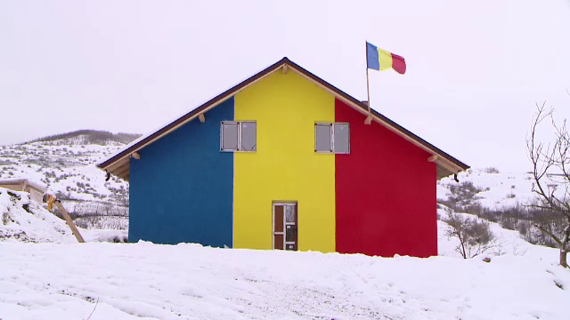 Case pentru orfani vopsite în culorile tricolorului, construite de un preot, în Iași