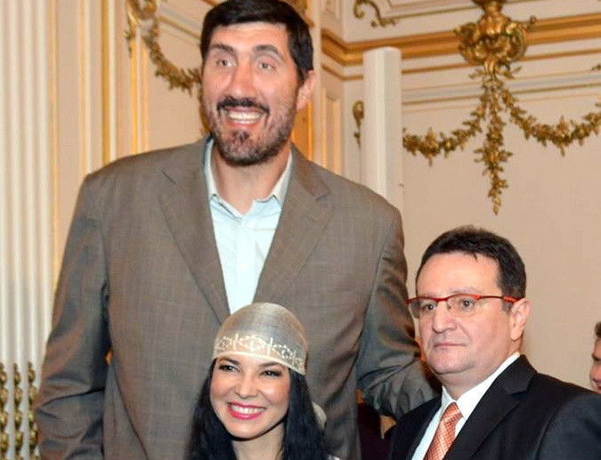 Ambasadorul Maior și Ana Birchall s-au pozat cu Ghiță Mureșan cu ocazia celebrării Centenarului