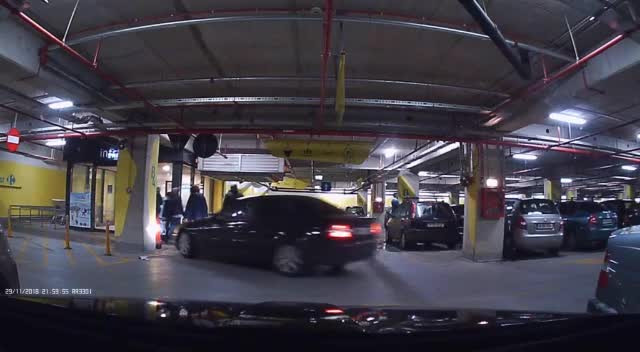 Imagini șocante în parcarea unui mall din București. Un șofer a intrat într-un grup de persoane
