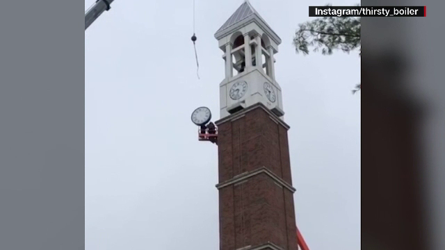 Doi muncitori angajaţi de o universitate din Indiana, la un pas de moarte după ce un ceas imens era să îi lovească
