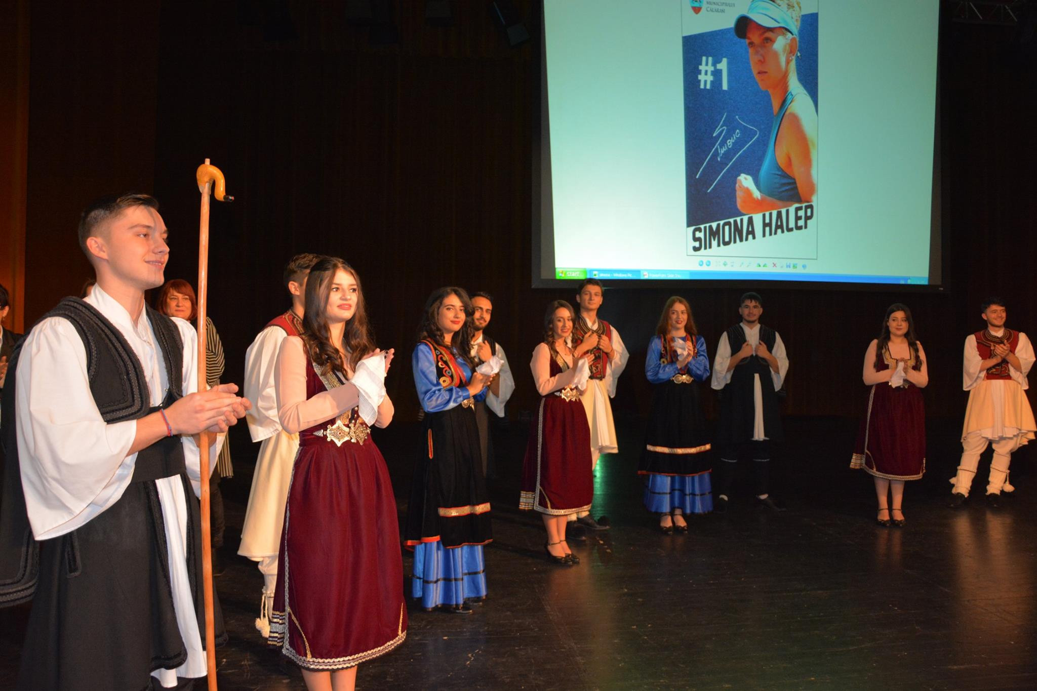 VIDEO: Simona Halep a intrat în horă după ce a devenit cetăţean de onoare în Călăraşi